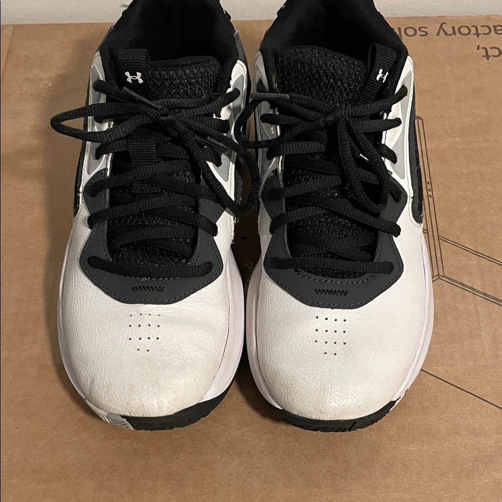 Under Armour youth basketball Sneakers